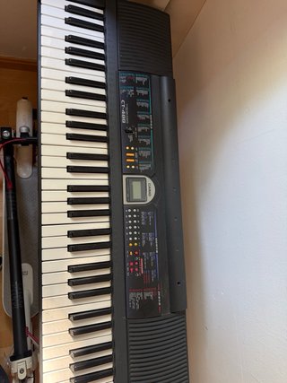 Piano eléctrico CASIO con soporte