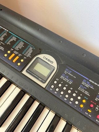 Piano eléctrico CASIO con soporte
