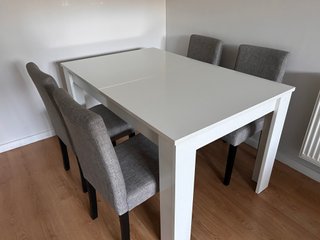 Mesa y 4 sillas comedor blancas