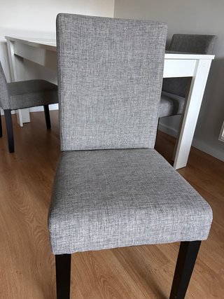 Mesa y 4 sillas comedor blancas