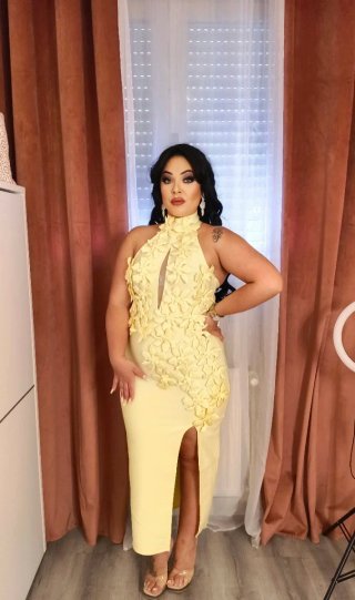 Vestido de fiesta amarillo con flores