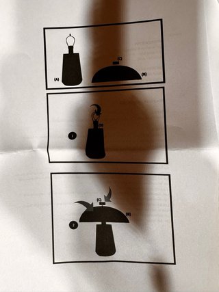 Lámpara de mesa dorada y negra