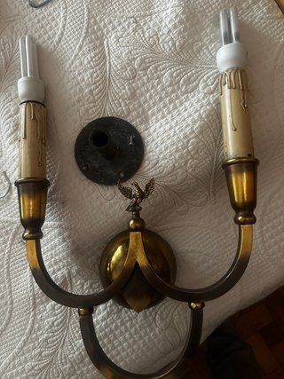 Aplique de pared dorado con águila