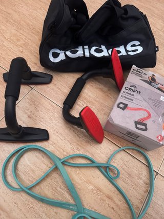 Material deportivo y mochila Adidas