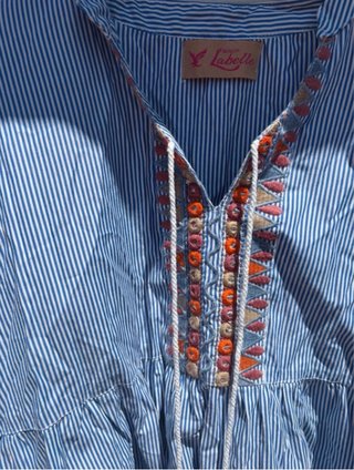 Blusa azul a rayas con detalles
