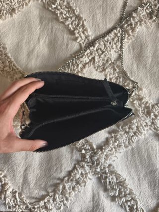 Bolso Zara Negro con Cadena Plateada