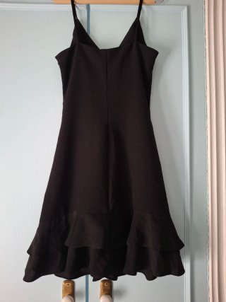 Vestido negro H&M tirantes volantes