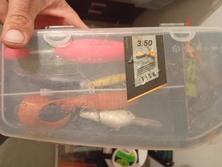 Caja de pesca con señuelos y flotador
