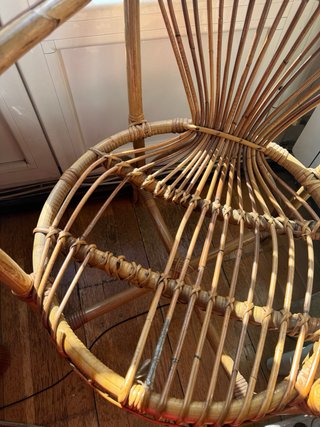 Silla de mimbre con cojín rojo