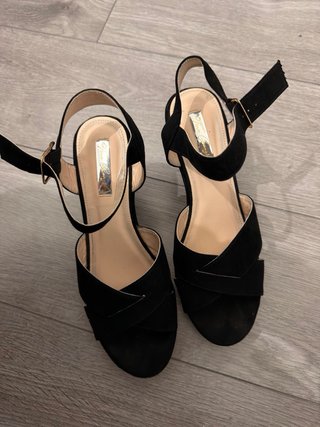 Sandalias negras de tacón