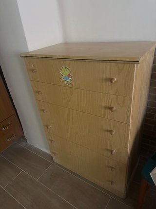 Cómoda de madera beige