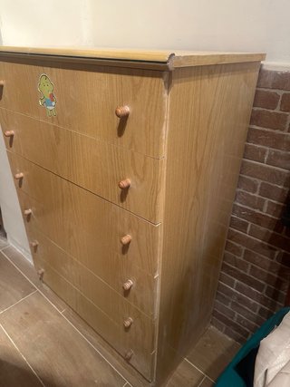 Cómoda de madera beige