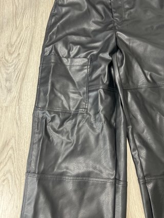 Pantalón polipiel cargo negro