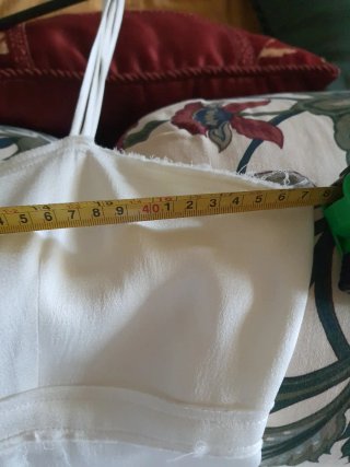 Abito elegante bianco con pizzo nero