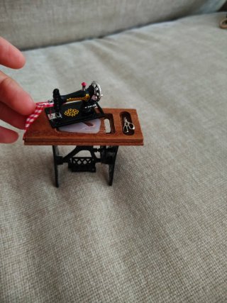 Miniatura Máquina de Coser Antigua