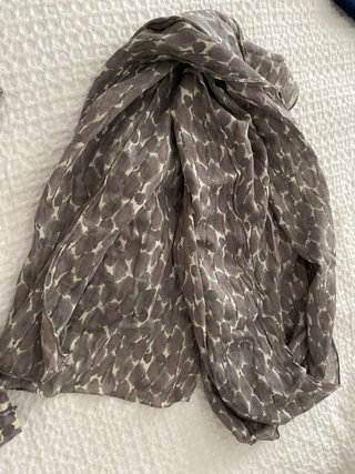 Falda corta y fular estampado
