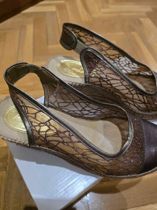 Sandalias cuña doradas y marrones
