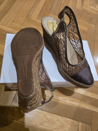 Sandalias cuña doradas y marrones