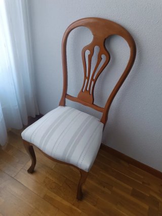 Urge vender juego de mesa y sillas de madera