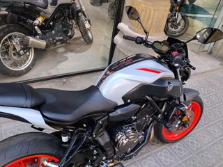 Yamaha MT-07 Negra y Blanca