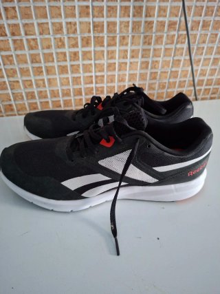 Zapatillas Reebok Negras y Blancas