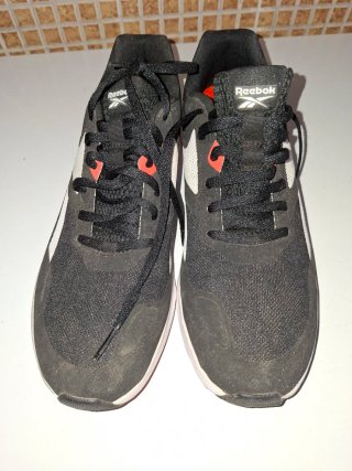 Zapatillas Reebok Negras y Blancas