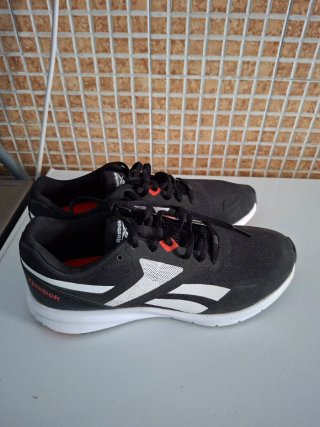 Zapatillas Reebok Negras y Blancas