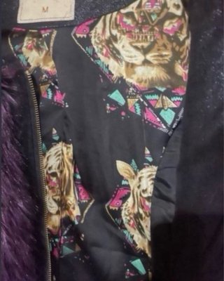 Abrigo negro y morado con pelo sintético
