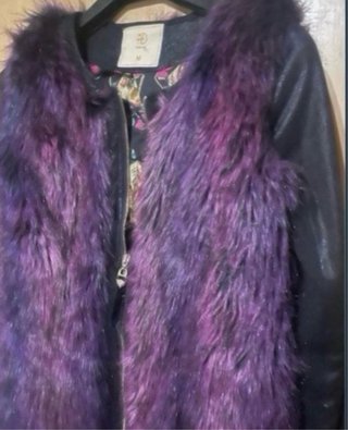 Abrigo negro y morado con pelo sintético