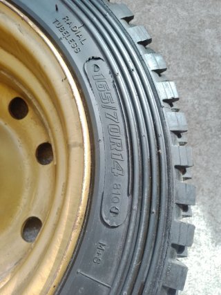 Llanta 14 M35 165/70R Cubierta Dorada