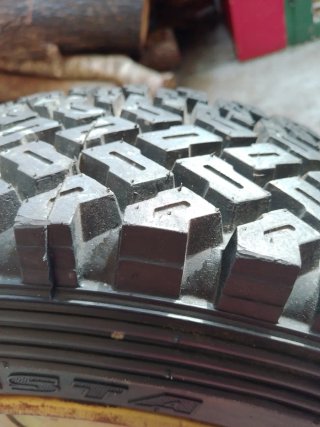 Llanta 14 M35 165/70R Cubierta Dorada