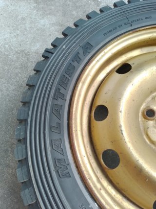 Llanta 14 M35 165/70R Cubierta Dorada