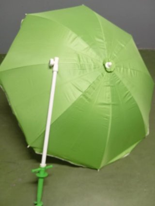 Sombrilla verde de tela y plástico