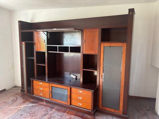 Mueble de salón y TV de madera y cristal