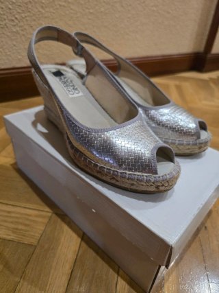 Sandalias cuña Antonio Parriego Plata