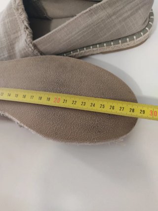 Zapatillas de esparto beige/verde militar.