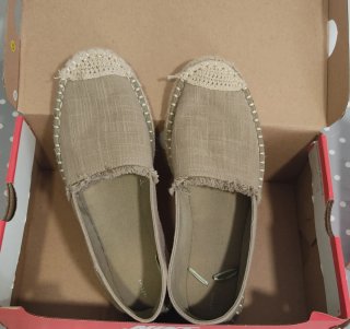 Zapatillas de esparto beige/verde militar.