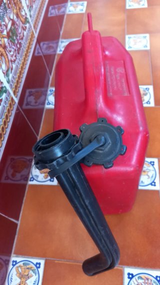 Garrafa gasolina con embudo