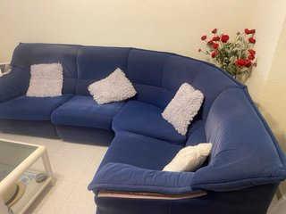 Mueble de salón blanco con vitrinas
