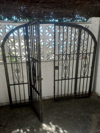 Puerta doble forja con arco