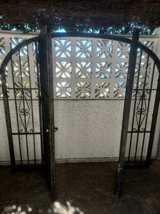 Puerta doble forja con arco