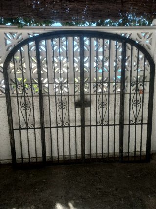 Puerta doble forja con arco