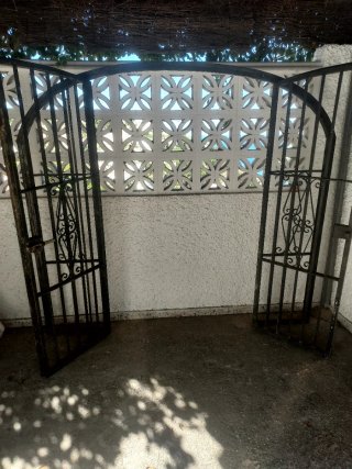 Puerta doble forja con arco