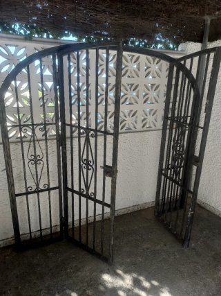 Puerta doble forja con arco