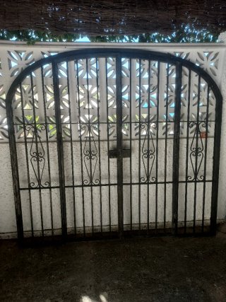 Puerta doble forja con arco