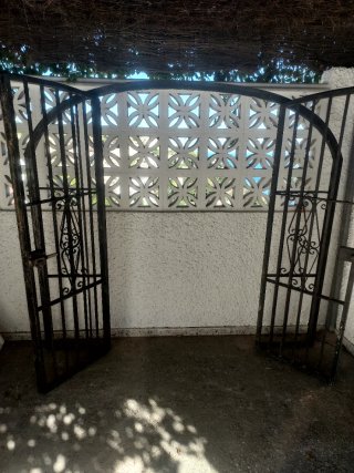 Puerta doble forja con arco