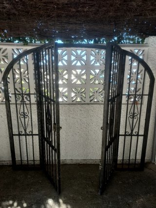 Puerta doble forja con arco
