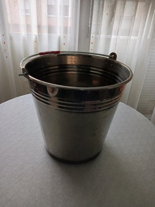 Cubo metálico plateado