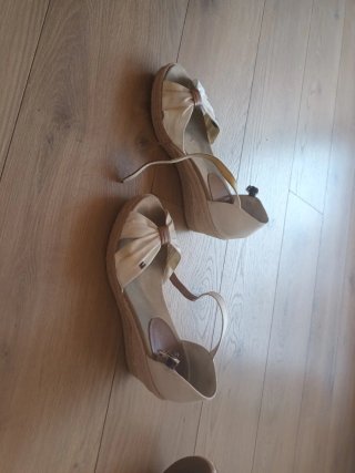 Sandalias cuña beige con lazo