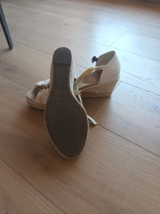 Sandalias cuña beige con lazo